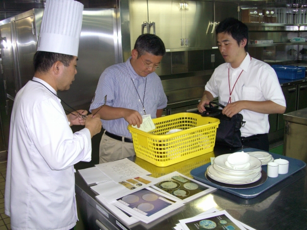 にっぽん丸の食器を前に悩む