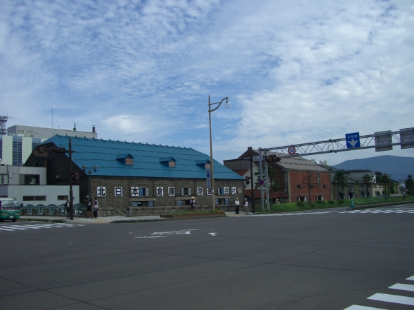 小樽運河の倉庫が見えます。まだまっすぐ。