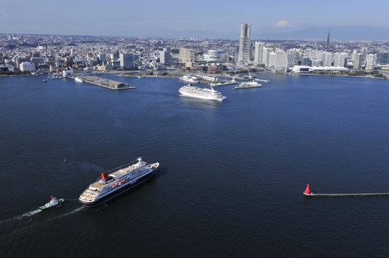 横浜港に入港するにっぽん丸。この写真なら飛鳥さんより大きく見えるので、採用。