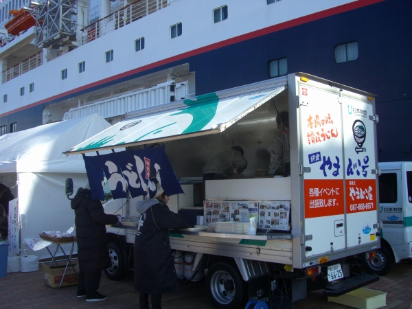 讃岐うどんカー。